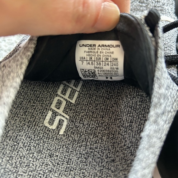 Women’s size 7 Under Armour Speed form tennis shoes - Picture 5 of 5